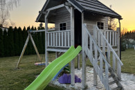 Domek ze zjeżdżalnią i huśtawkami